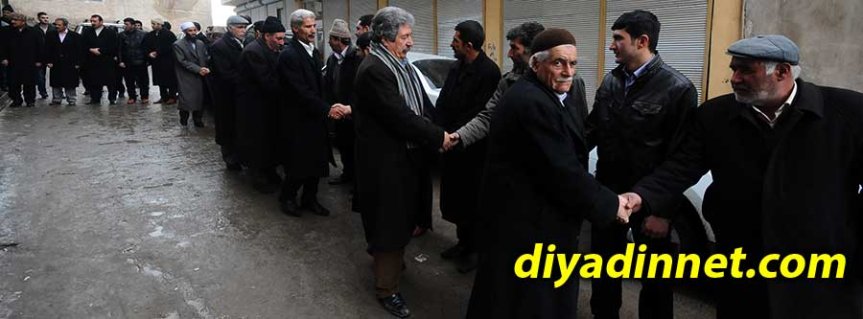 Barış töreninin ardından taraflar tokalaşarak yıllardır süren husumetin sona erdiğini gösterdi.