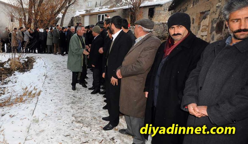 Karlı köy yolunda bir araya gelen vatandaşlar, Diyadin'de sağlanan aşiret barışına destek verdi.