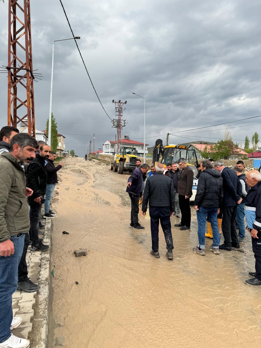 Ağrı Diyadin'de çamurlu suyla kaplanan yolda ekipler ve yetkililer çalışma alanını inceledi