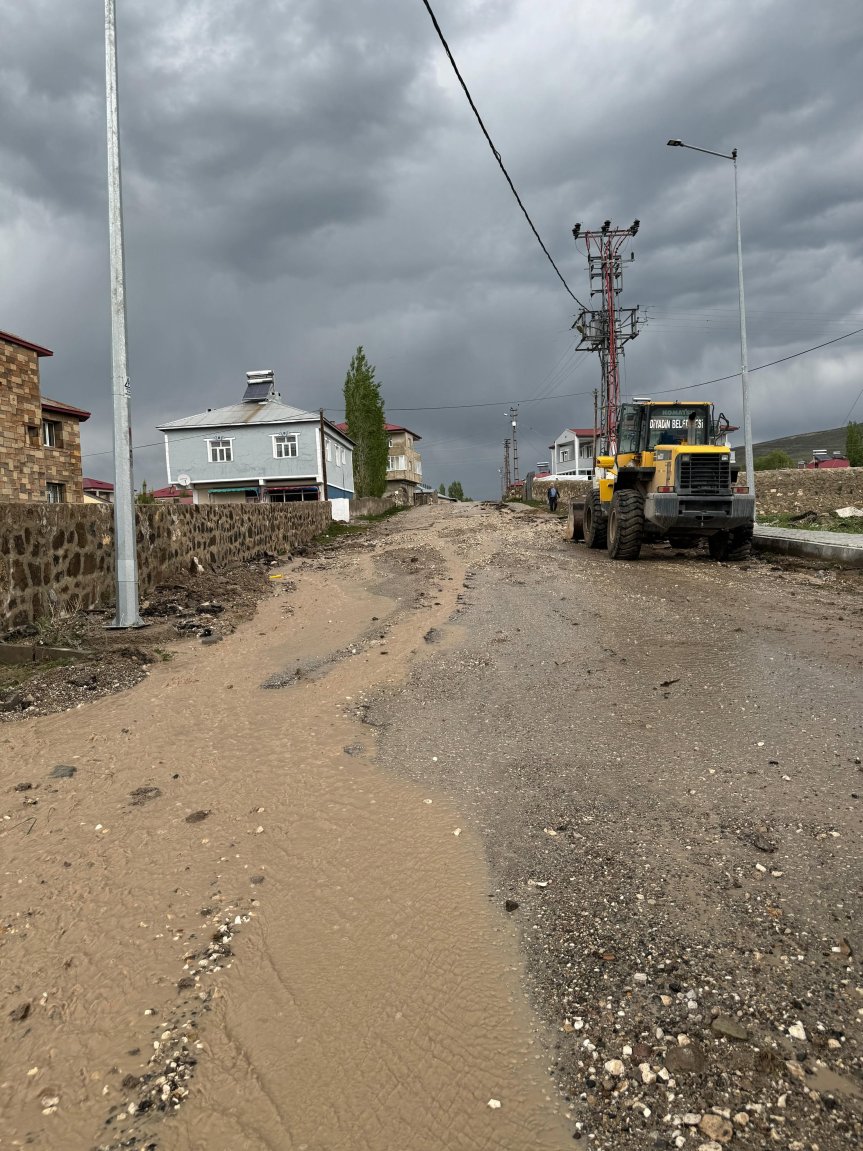 Diyadin'de sağanak yağış sonrası hasar gören yol ve çamurlu su birikintileri