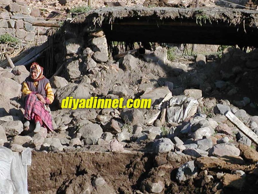 Doğubayazıt depremi sonrası Yığınçal köyünde yıkılan yapı kalıntıları arasında oturan kadın