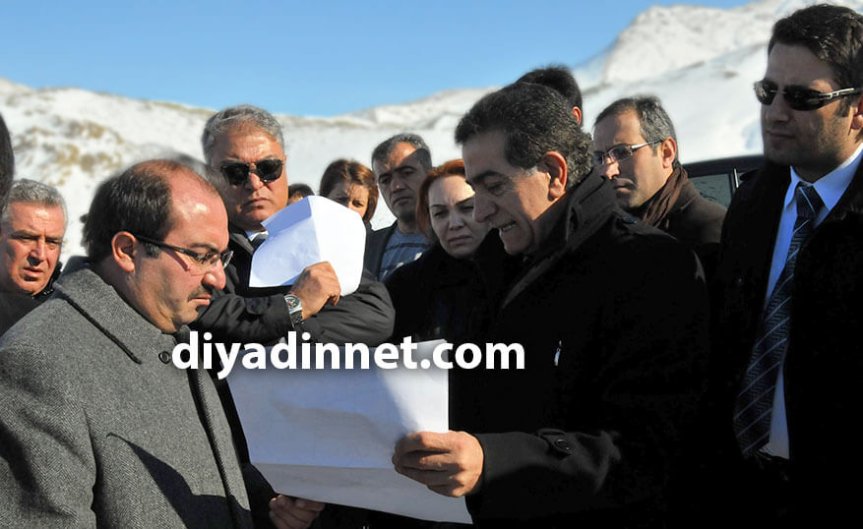 Doğubayazıt yüksekokul projesi için arazi planlarını inceleyen heyet