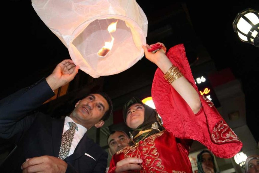 Ercan Taşır ve Zeynep Karasungur'un düğün sonrası dilek feneri uçurduğu an