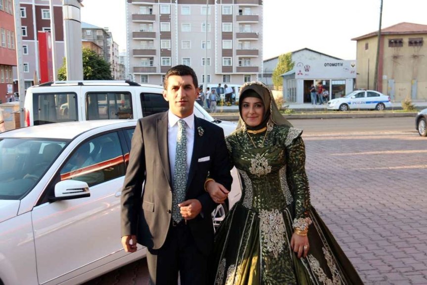 Ercan Taşır ve Zeynep Karasungur'un düğün arabası yanında çekilen fotoğrafı