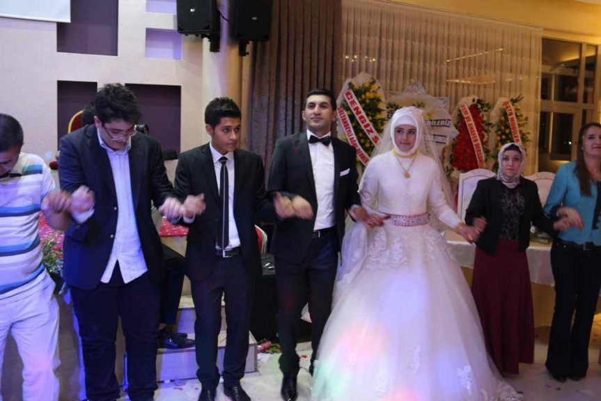 Ercan Taşır ve Zeynep Karasungur'un düğününde davetlilerle çekilen halay anı