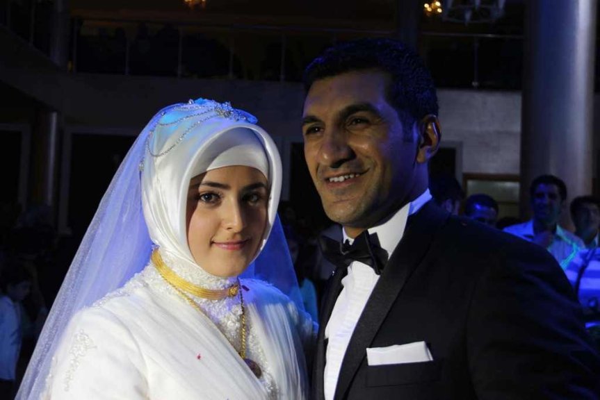 Ercan Taşır ve Zeynep Karasungur'un Ağrı'daki düğün töreninden gelin damat portresi