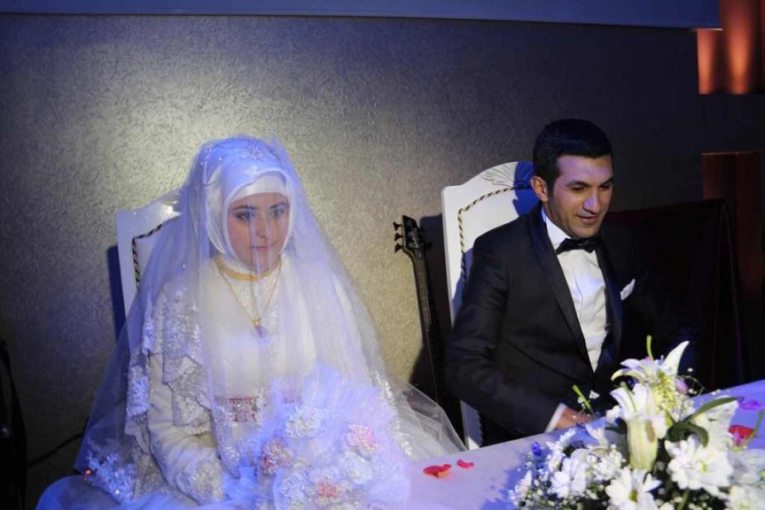 Ercan Taşır ve Zeynep Karasungur'un nikah masasında çekilen düğün fotoğrafı