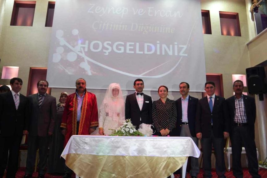 Ercan Taşır ve Zeynep Karasungur'un nikah şahitleriyle tören fotoğrafı