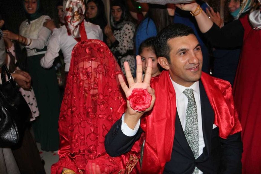 Ercan Taşır ve Zeynep Karasungur'un düğünde Rabia işareti yaptığı an