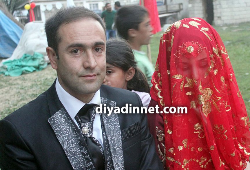 Esma Doğan ve Hanifi Polat düğün töreninde yan yana otururken