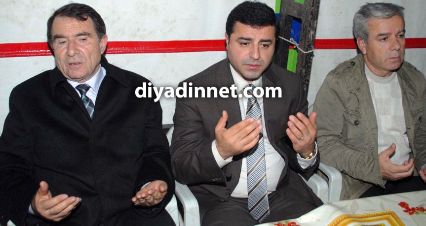 Halil Aksoy(soldaki) ve Selahattin Demirtaş Doğubayazıt taziye ziyaretinde dua ediyor