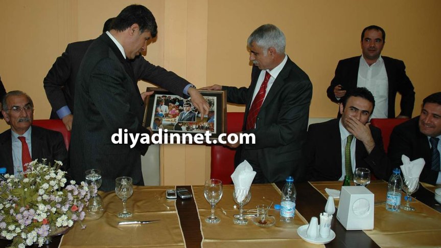 Ağrı Valisi Halil İbrahim Akpınar, Ağrı Gazeteciler Cemiyeti tarafından düzenlenen veda yemeğinde Başkan Alaettin Aslan tarafından hediye edilen tabloyu inceliyor.