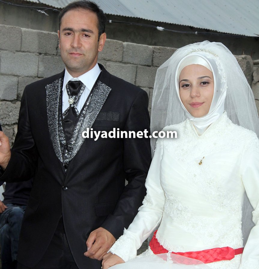 Hanifi Polat ve Esma Doğan düğün töreninde birlikte poz verirken