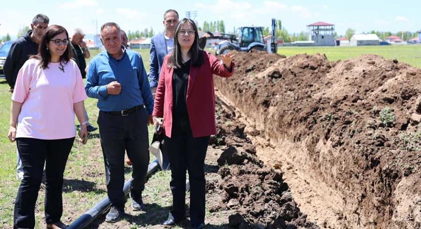 Hazal Aras, Kazım Karabekir Mahallesi'nde tamamlanan su hattı çalışmasını inceliyor