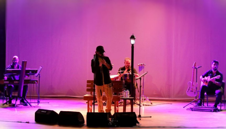 Hiraizerdüş, Ağrı İbrahim Çeçen Üniversitesi konserinde müzik ekibiyle sahnede