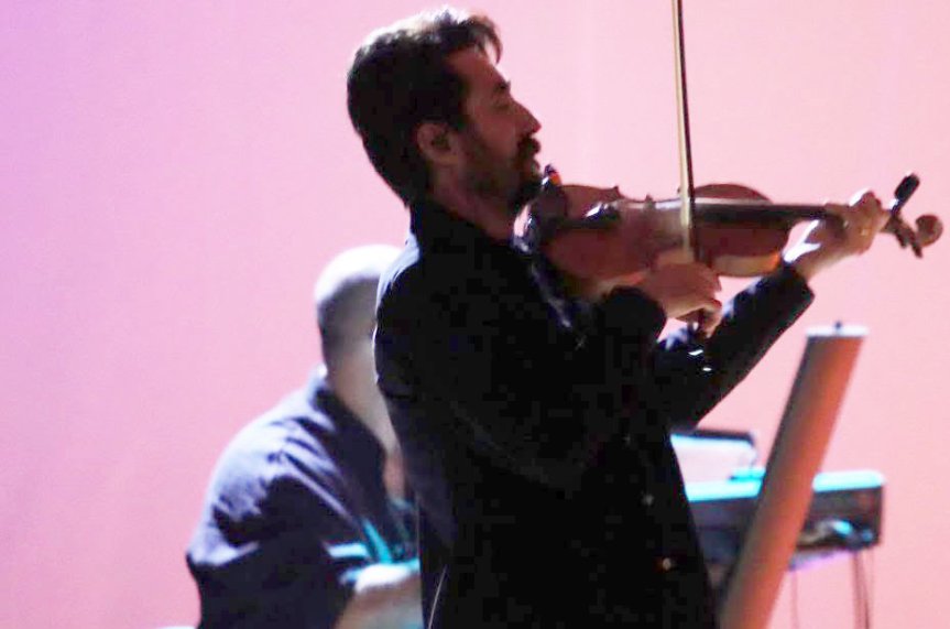 Hiraizerdüş konserinde keman sanatçısı sahnede performans sergiledi