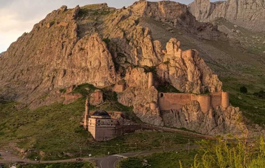 Doğubayazıt'ta Bayazid Kalesi ve Bayazid Camii, gün batımının sıcak ışıkları altında etkileyici bir görüntü oluşturdu.