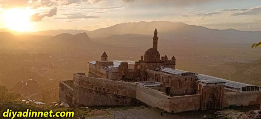 Kızıl gökyüzü altında İshak Paşa Sarayı, Doğubayazıt'ın tarihi ve doğal güzelliğini aynı karede buluşturdu.