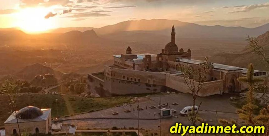 İshak Paşa Sarayı çevresinde gün batımıyla başlayan yağmur, Doğubayazıt'ta unutulmaz bir manzara oluşturdu.