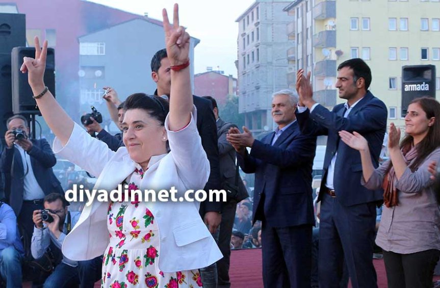 Leyla Zana Ağrı'da HDP seçim kutlamasında zafer işareti yaptı