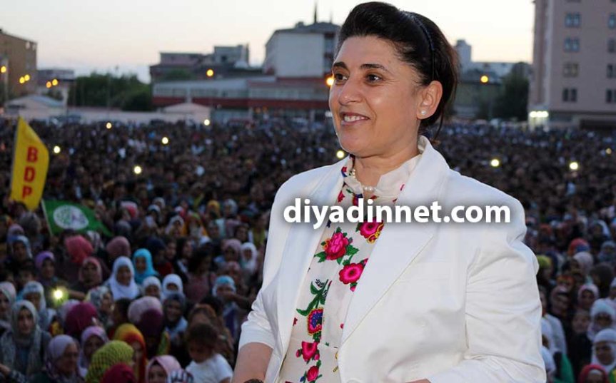 Leyla Zana Ağrı'da HDP seçim kutlamasında kalabalığın önünde görüntülendi