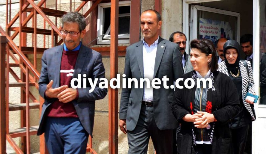 HDP Ağrı heyeti Leyla Zana ve Berdan Öztürk Eleşkirt Devlet Hastanesinde sağlık çalışanlarıyla görüştü