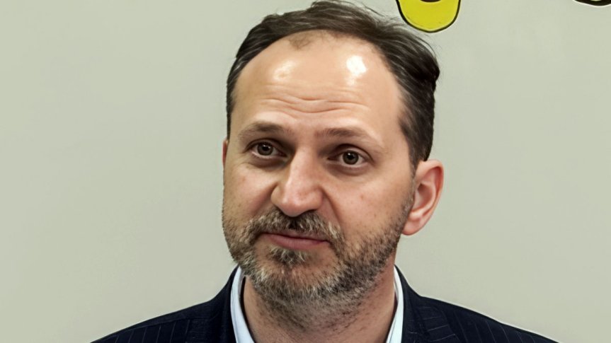 Yeşilay Genel Başkanı Mehmet Dinç'in Ağrı'da bağımlılıkla mücadele çalışmaları hakkında konuştuğu portre görseli.