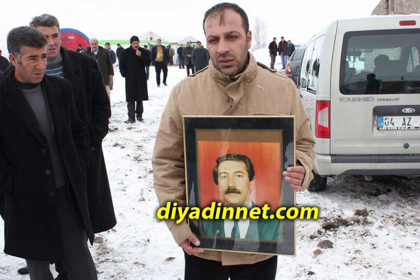 Mehmet Gündoğdu'nun çerçeveli fotoğrafı, Diyadin'deki cenaze töreni alanında taşındı.