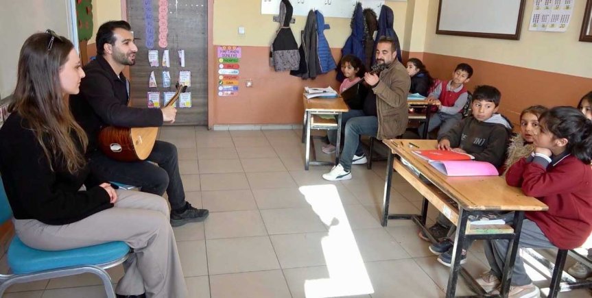 Öğretmenler, Ağrı'nın kırsal bölgelerindeki öğrencileri müzik ve enstrümanlarla buluşturuyor.