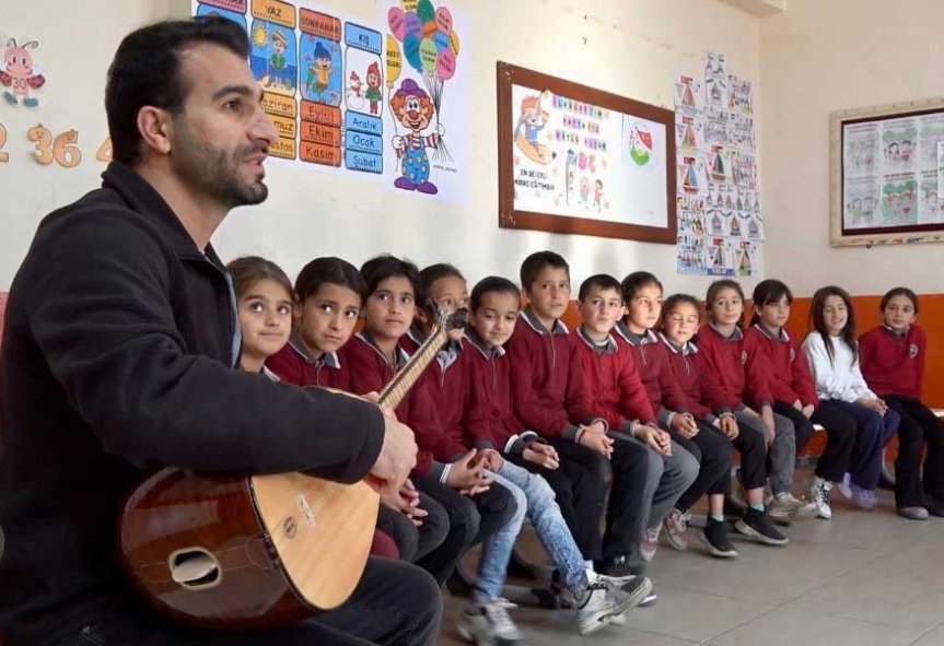 Ağrı'da öğrenciler, öğretmen eşliğinde bağlama dinletisiyle geleneksel müzikle tanışıyor.