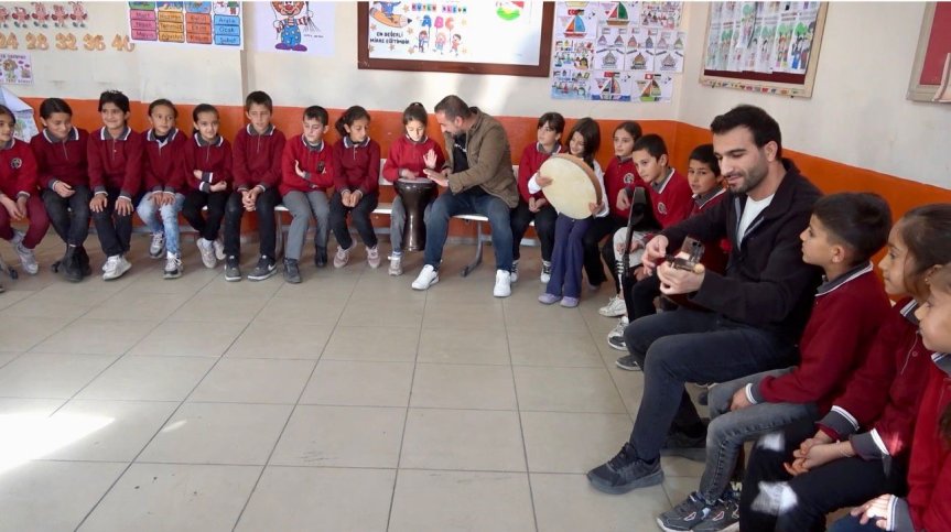 Ağrı'da öğretmenler, köy okullarını gezerek öğrencilere enstrüman tanıtımı ve mini konserler sunuyor.