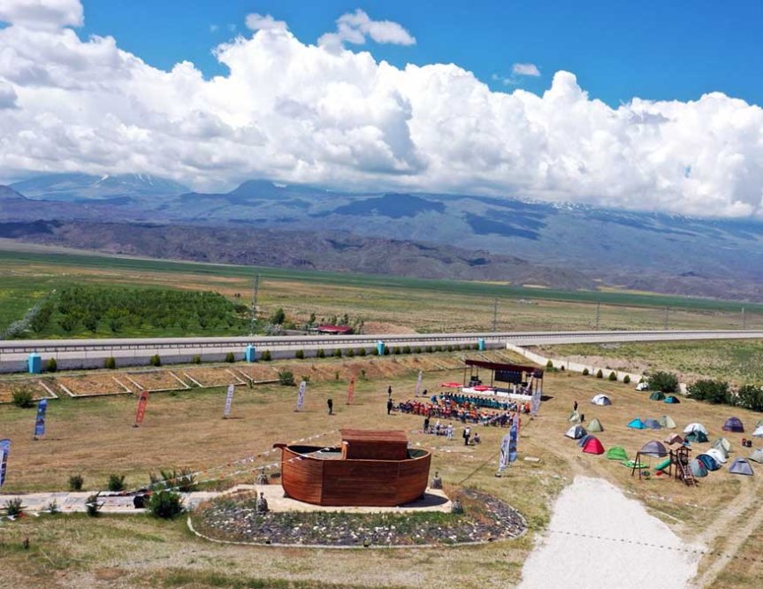 Ağrı'da düzenlenen uluslararası sempozyumda Nuh'un Gemisi, Büyük Tufan ve bölgenin inanç turizmi ele alındı.