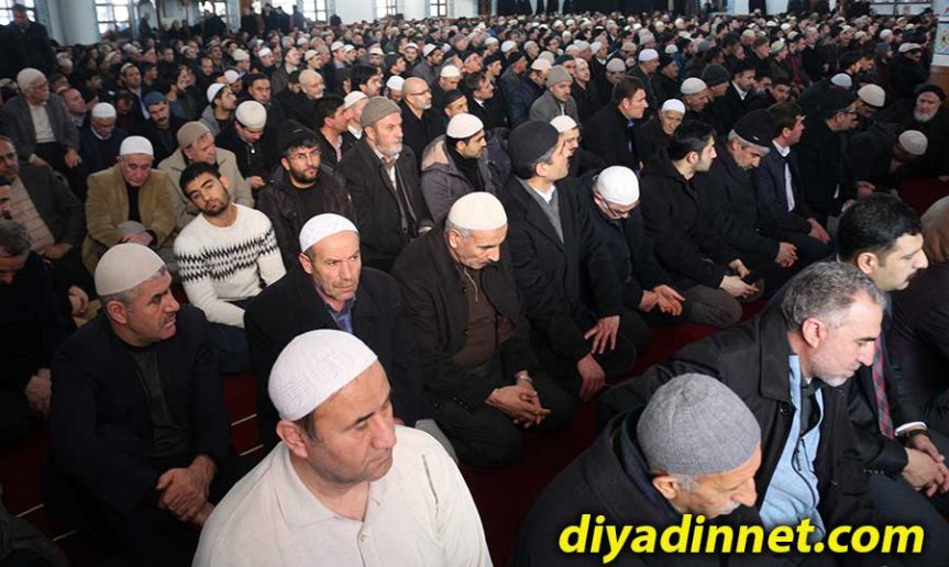 Nusret Kocabay'ın cenazesinde Nurettin Atmaca Camii'nde toplanan kalabalık cemaat