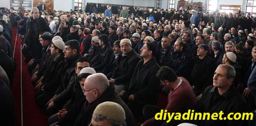 Ağrı'da Nusret Kocabay için kılınan cenaze namazına katılan yoğun kalabalık