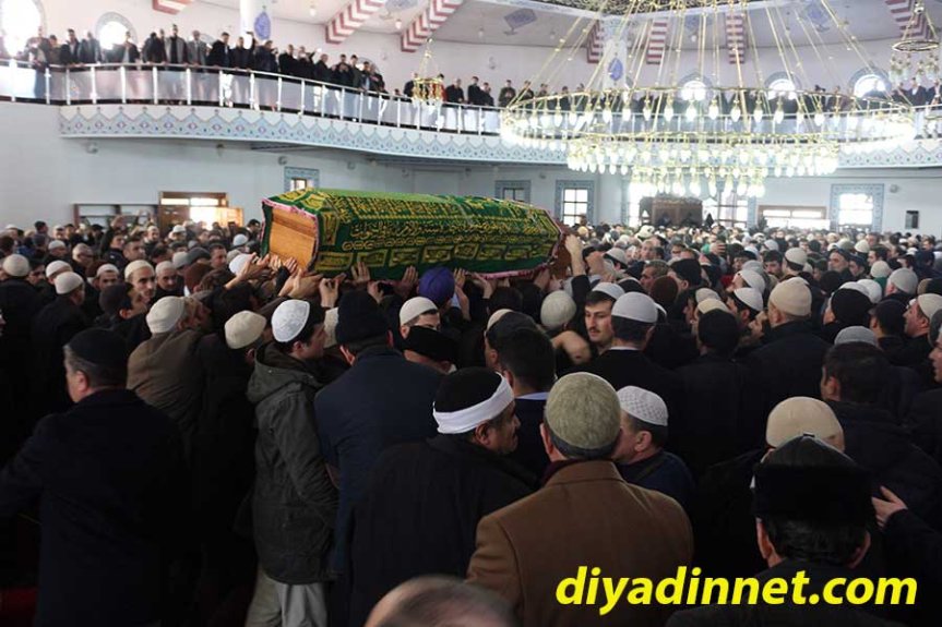 Nusret Kocabay'ın tabutu Nurettin Atmaca Camii'nde omuzlarda taşınıyor