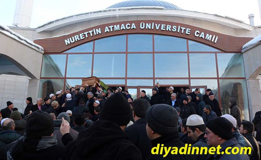 Nusret Kocabay'ın cenazesi Nurettin Atmaca Üniversite Camii çıkışında taşınıyor