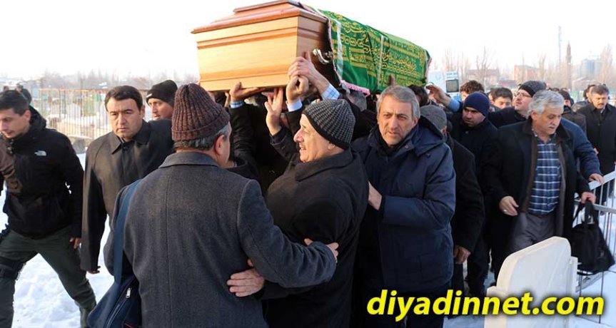 Nusret Kocabay'ın naaşı cami çıkışında vatandaşların omuzlarında taşınıyor