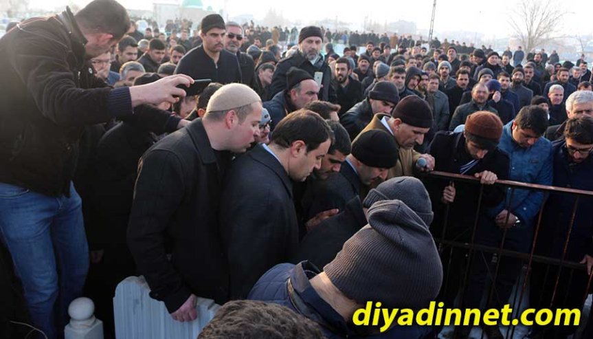 Ağrı'da Nusret Kocabay'ın defin töreni için mezarlıkta toplanan kalabalık