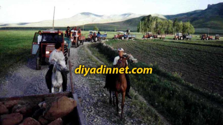 Ağrı Eleşkirt'te köylüler, yeni okul yapımı için traktörlerle taş ve kum taşıyarak çalışmalara destek verdi.