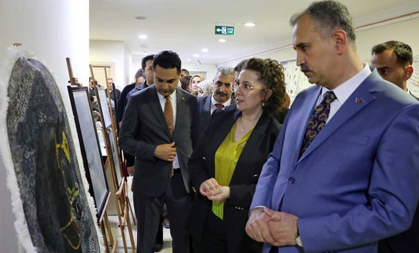 Ağrı Halk Eğitimi Merkezi resim sergisinde Vali Önder Bozkurt ile Eşi Betül Bozkurt eserleri incelemesi