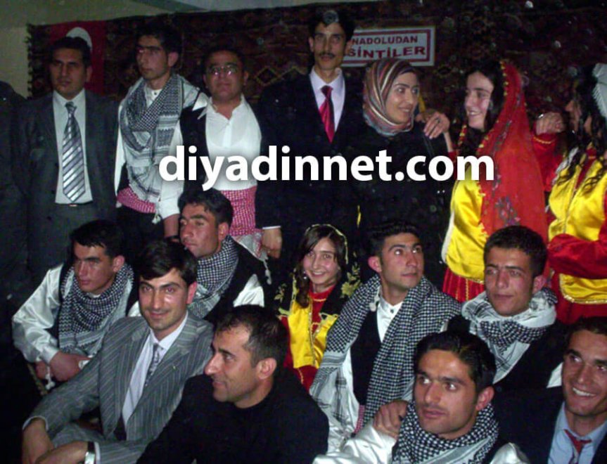 Patnos Anadolu Lisesi öğrencileri Türkü Gecesi'nde yöresel kıyafetlerle türkü söylüyor