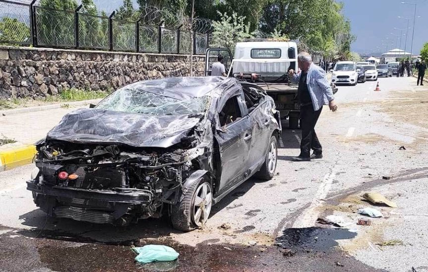 Patnos'ta meydana gelen kazada ağır hasar alan otomobil