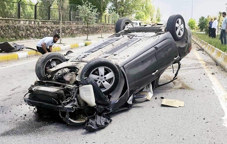 Patnos'ta takla atan otomobilin kaza sonrası yol üzerindeki görüntüsü