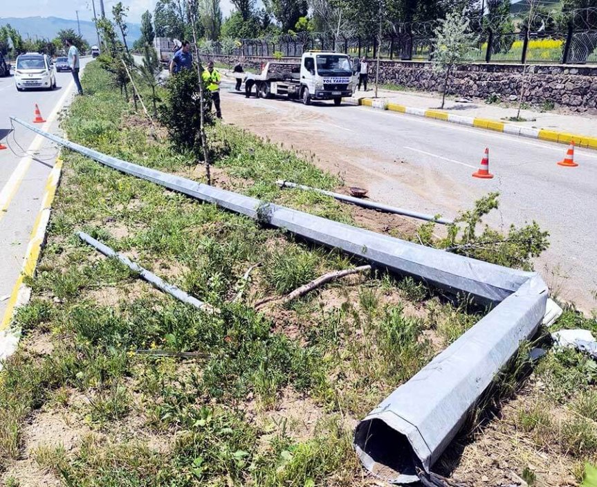 Patnos'ta trafik kazası sonrası devrilen aydınlatma direği ve olay yeri