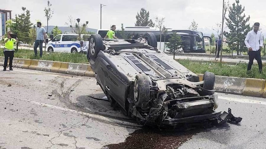 Patnos'ta trafik kazasında takla atan otomobil ve olay yerindeki ekipler