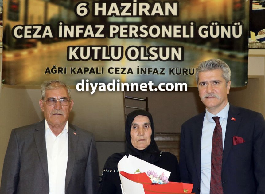 Adem Çalış Şehit İnfaz ve Koruma Memuru Cengiz Yiğit'in babası Mahmut ve Annesi Fatma Yiğit'e çiçek takdim etti