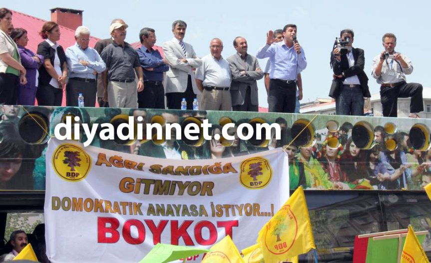Selahattin Demirtaş Ağrı BDP mitinginde kalabalığa konuşma yapıyor
