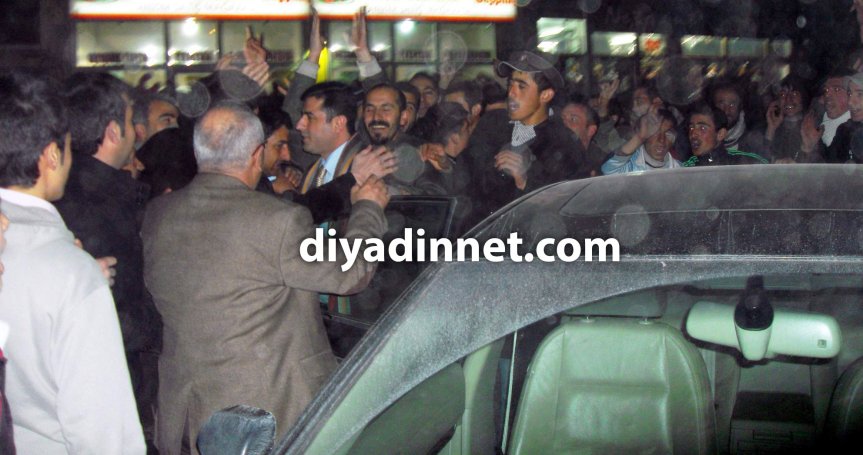 Selahattin Demirtaş Doğubayazıt'ta BDP heyeti kalabalık tarafından gece karşılanıyor