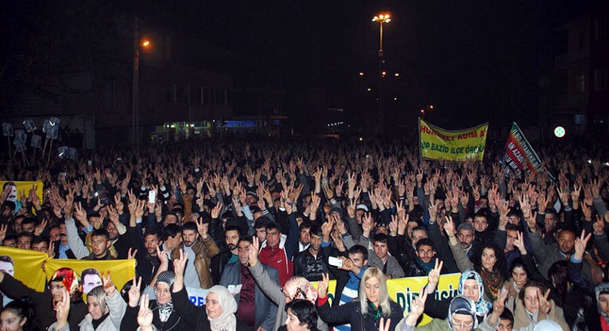 Selahattin Demirtaş Doğubayazıt mitinginde kalabalık zafer işareti yapıyor