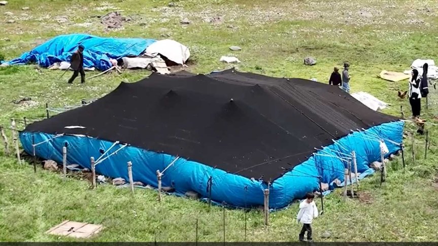 Sinek Yaylası'nda koyun yetiştiricilerinin kullandığı yayla çadırı